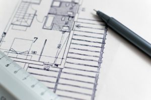 Ein Grundriss eines Hauses mit Stift und Lineal - wichtige Bestandteile für die Bauplanung