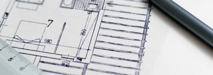 Ein Grundriss eines Hauses mit Stift und Lineal - wichtige Bestandteile für die Bauplanung