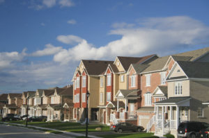 Eine Straße voller amerikanischer Häuser