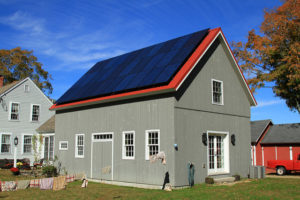 Ein Haus aus Holz mit Solarzellen auf dem Dach - ist das schon ein Ökohaus?