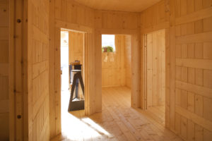 Innenausbau eines Hauses aus Holz - ein Beispiel, wie man gut ökologisch bauen kann.