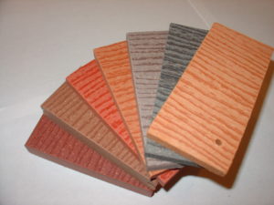 Kleine Proben für WPC, also Terrassenbeläge aus Kunststoff, in unterschiedlichen Farben