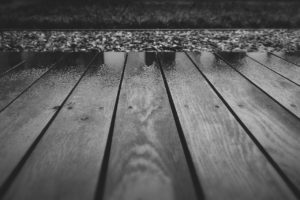 Das Holz einer Terrasse ist vom Regen nass