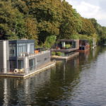 Auf dem Elbekanal in Hamburg sieht man mehrere Floating Houses bzw. schwimmende Häuser am Ufer festgemacht.