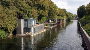 Auf dem Elbekanal in Hamburg sieht man mehrere Floating Houses bzw. schwimmende Häuser am Ufer festgemacht.