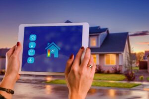 Über ein Tablet werden die Smart Home Systeme eines Hauses im Hintergrund gesteuert